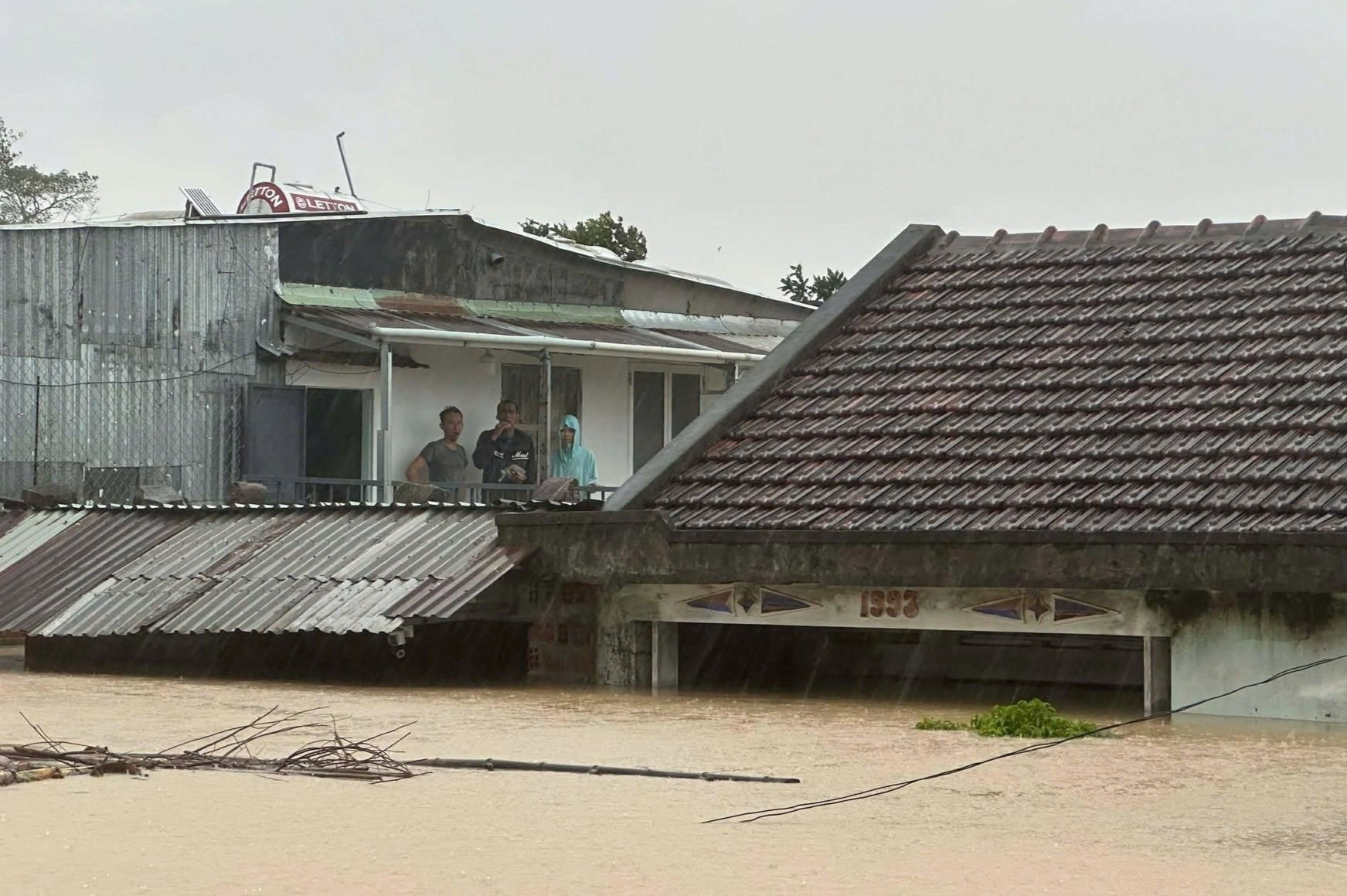 'Khong de nguoi dan keu cuu tren noc nha ma khong duoc cuu kip thoi' hinh anh