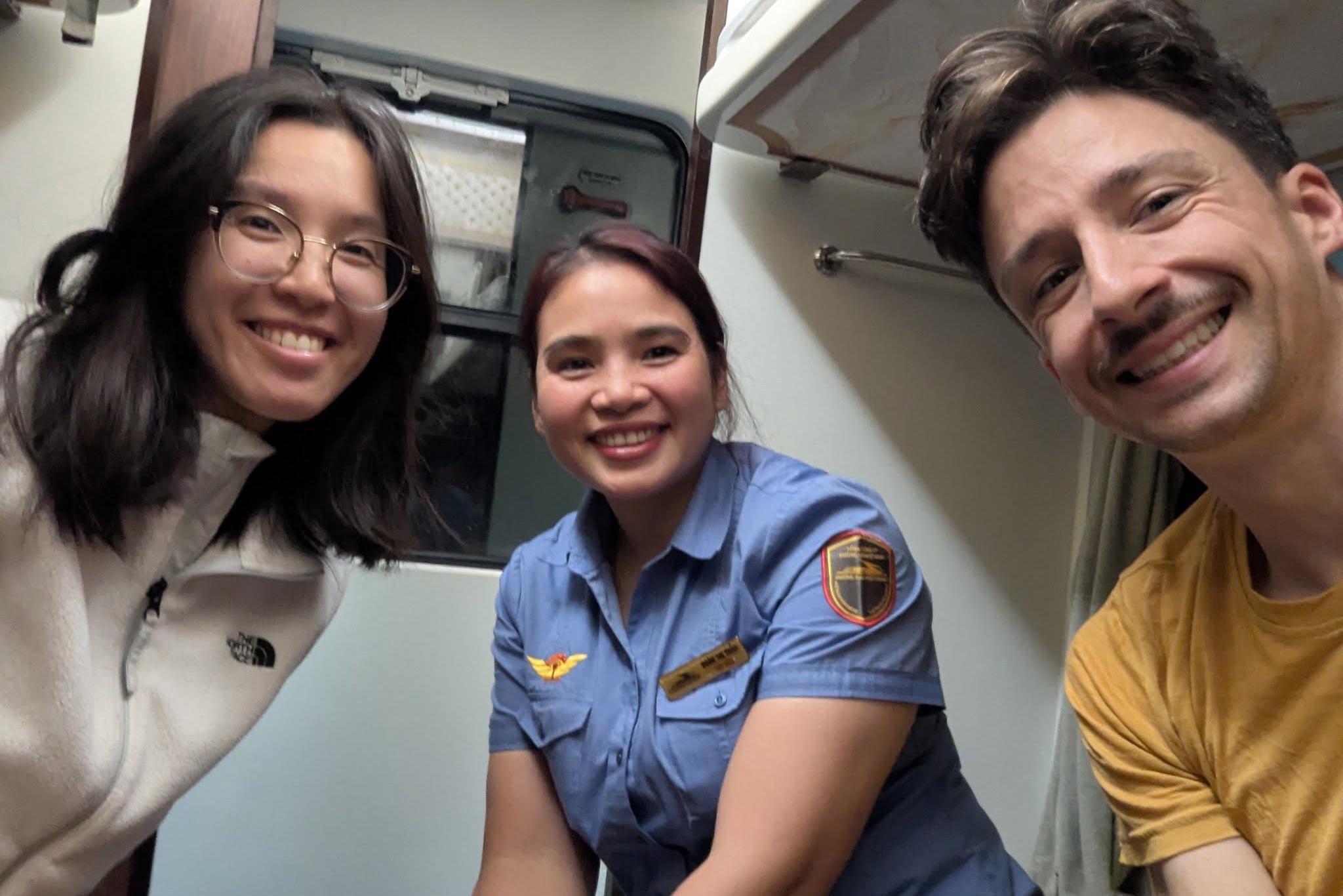 Khach Tay mac ket 2 ngay tren tau o Khanh Hoa, suyt tre chuyen bay hinh anh