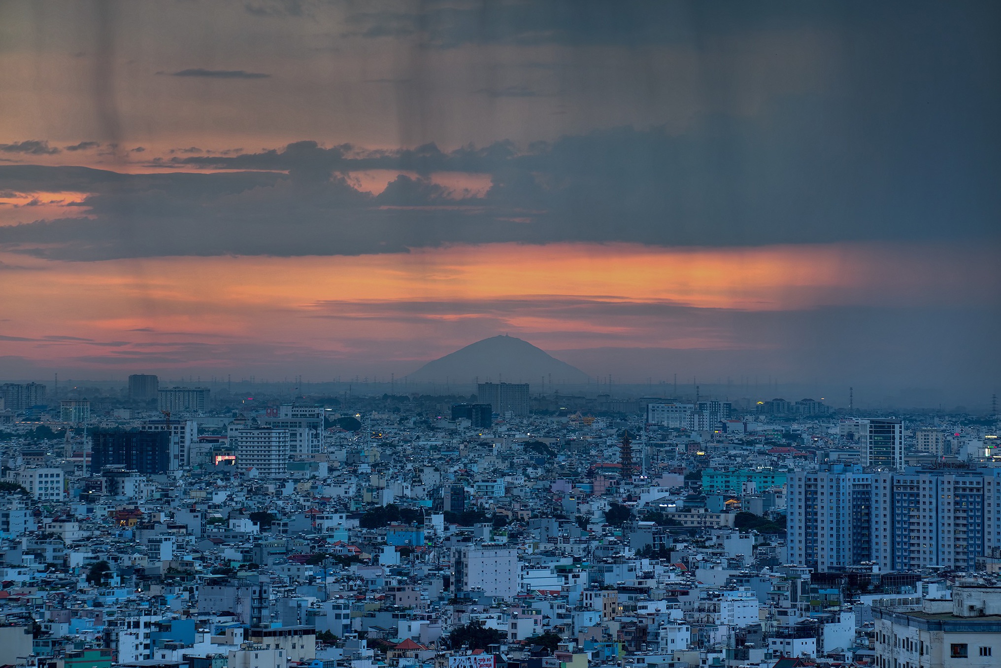 Lan thu 4 thay nui Ba Den ro rang hiem gap tu TP.HCM hinh anh