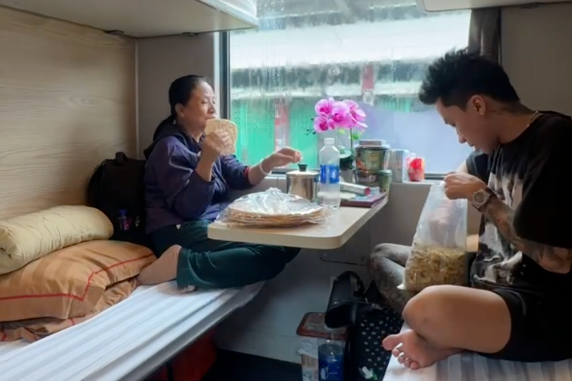 3 ngay 2 dem 'mac ket' tren tau hoa vi mua lu lich su hinh anh