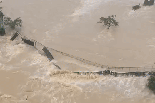 Lu cuon troi cau treo o khu du lich noi tieng Dak Lak hinh anh