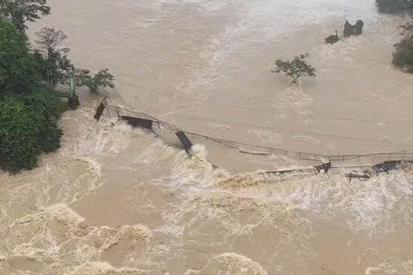 Cau treo tai Thac Dray Nur bi lu cuon troi hinh anh