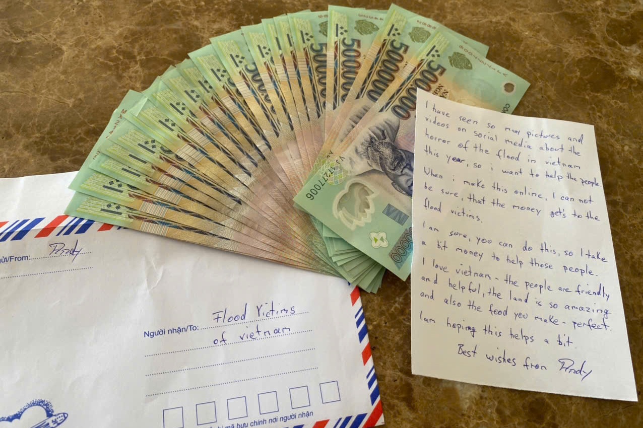 Khach Tay gui phong bi 10 trieu dong ung ho vung lu truoc gio ve nuoc hinh anh