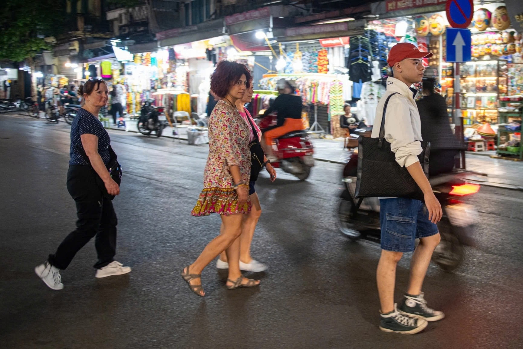 Viet Nam,  khach Tay anh 1