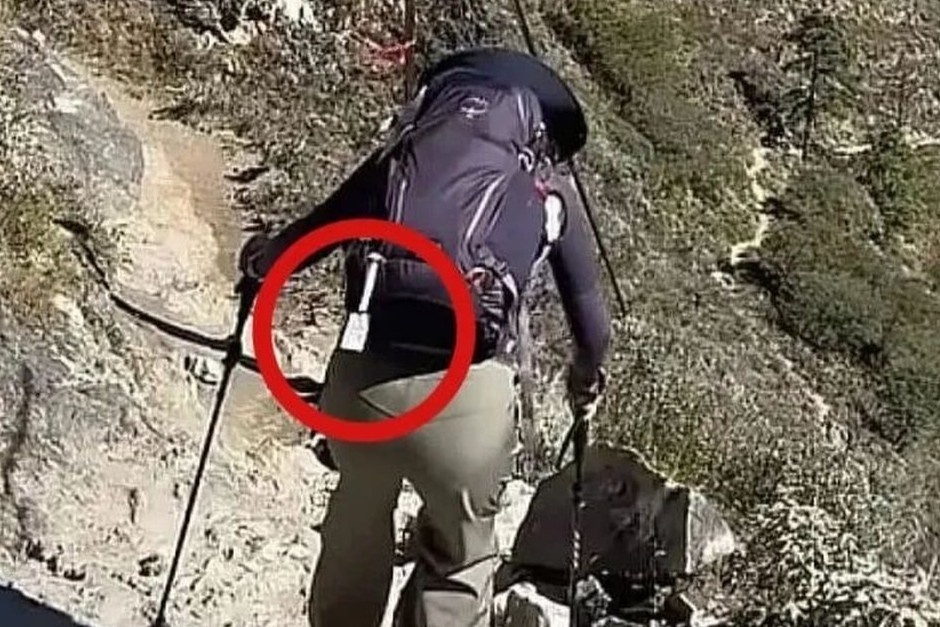 'Giai oan' chiec mac quan ao bi chi trich cua nguoi leo nui Trung Quoc hinh anh