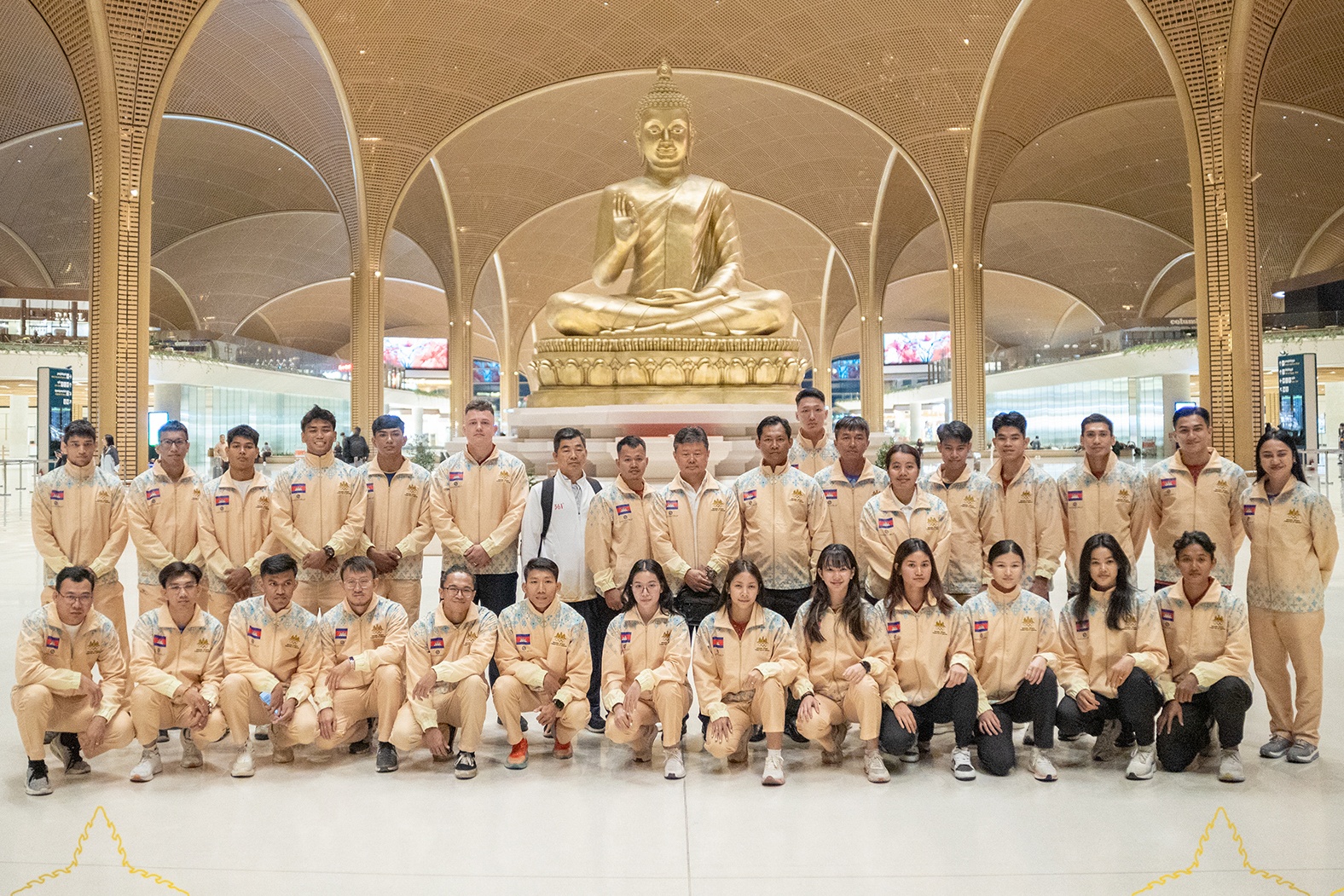 Doi tuyen SEA Games Campuchia check-in san bay 2 ty USD hinh anh