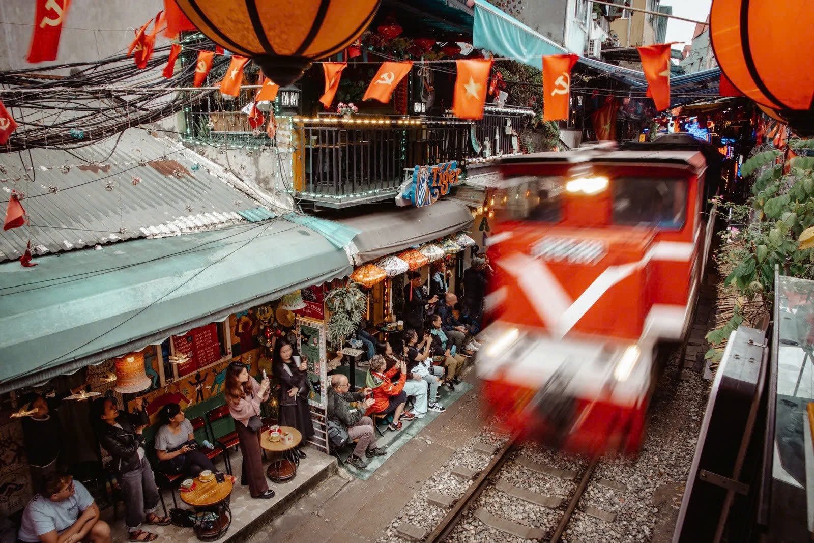 Pho ca phe duong tau Ha Noi 'hon loan, phan khich' tren bao ngoai hinh anh