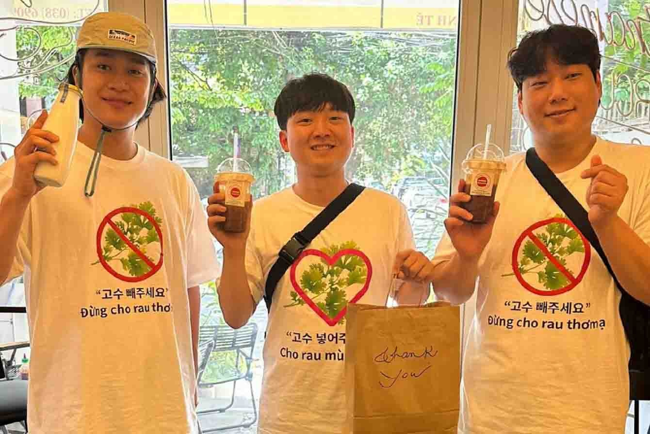 Vi sao khach Han Quoc mac ao 'dung cho rau mui' khi du lich Viet Nam? hinh anh