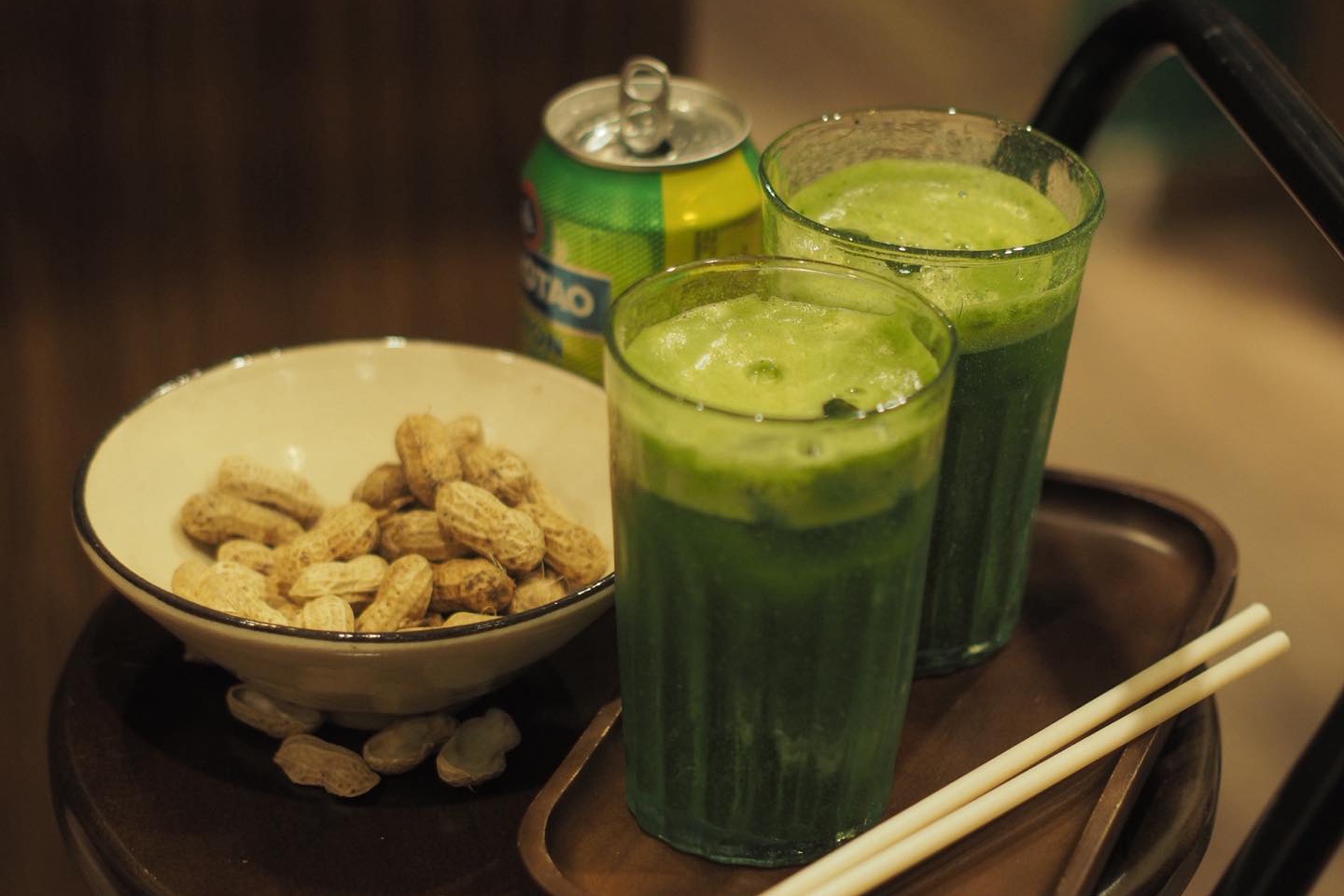 Khach Tay nhau cung nhan vien quan matcha o Ha Noi truoc dem ve nuoc hinh anh