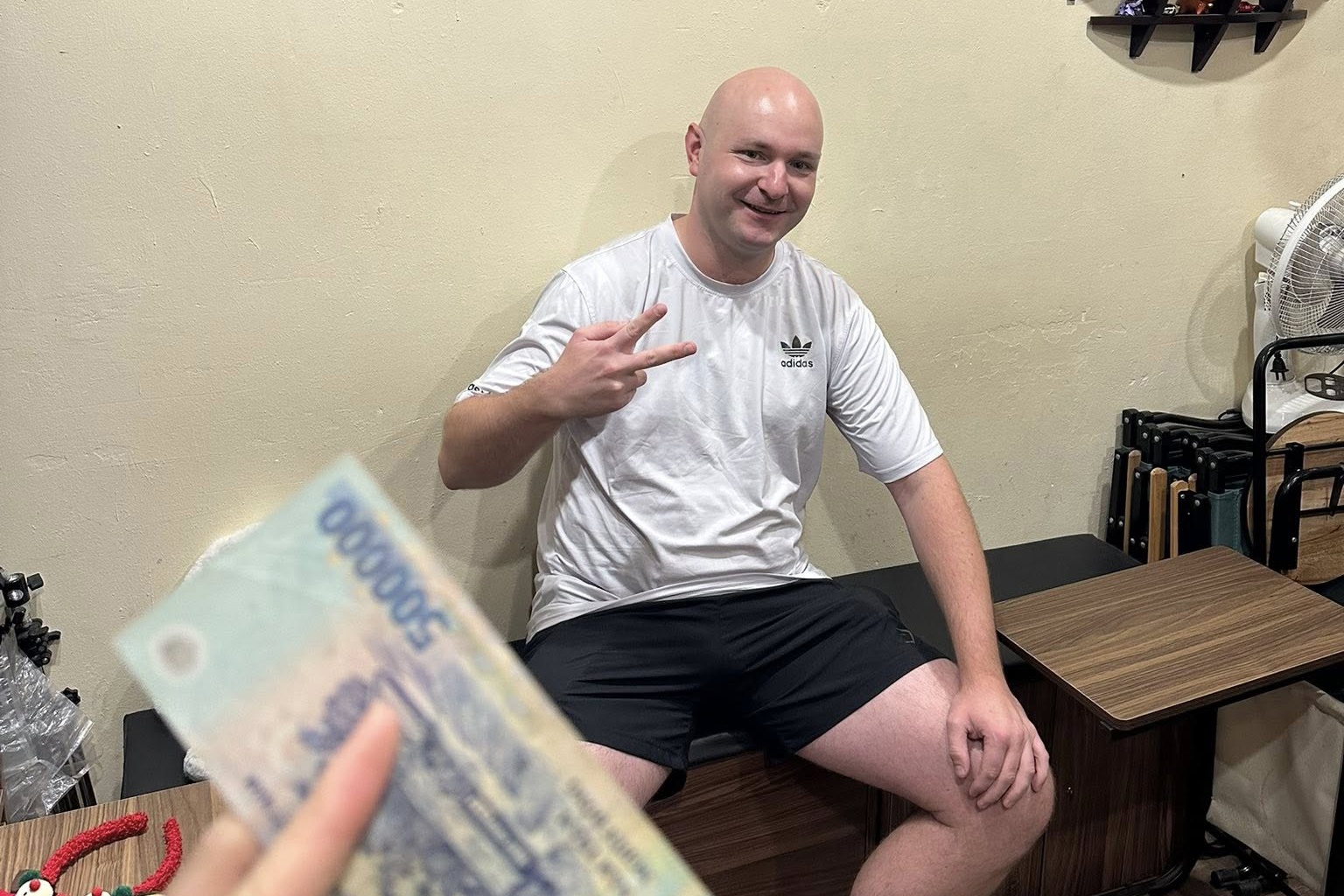 Khach Tay gui chu quan Ha Noi 500.000 dong 'ky quy' uong matcha hinh anh