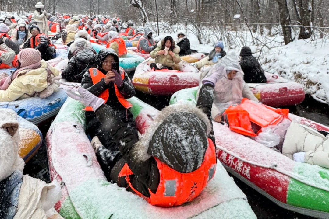 Phao troi 'tac cung' tren song giua troi tuyet o Trung Quoc hinh anh