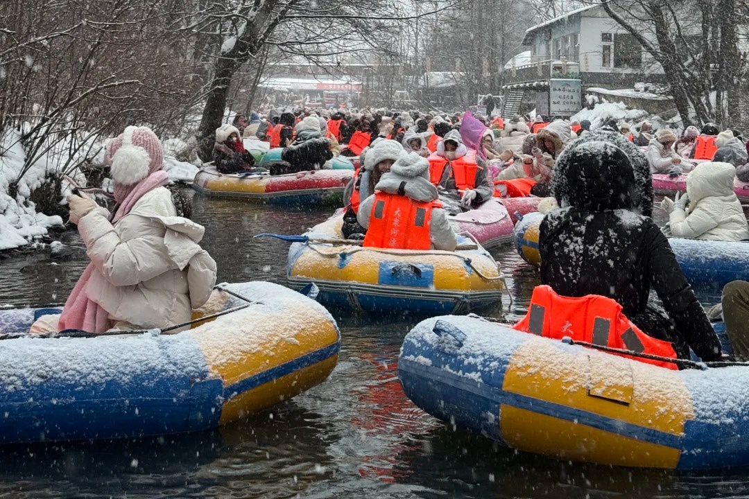 Du khach do xo cheo phao troi giua troi tuyet o nui Truong Bach hinh anh