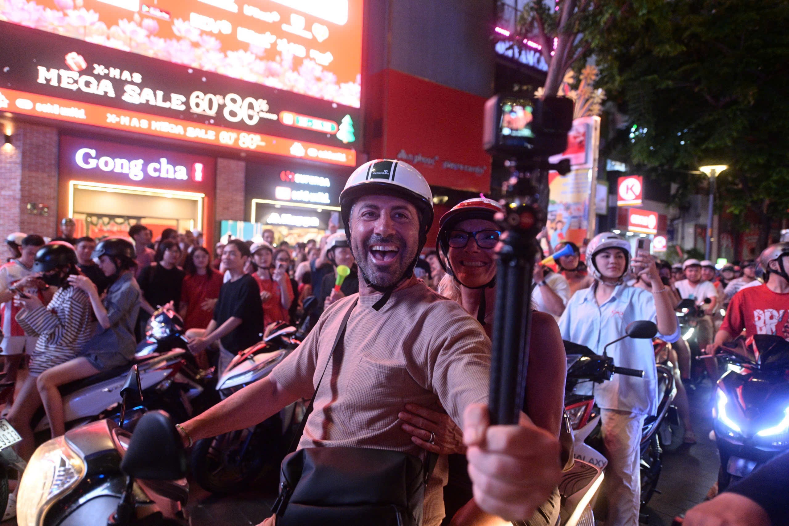 Khach Tay ke dem 'de doi' an mung chien thang U22 Viet Nam hinh anh