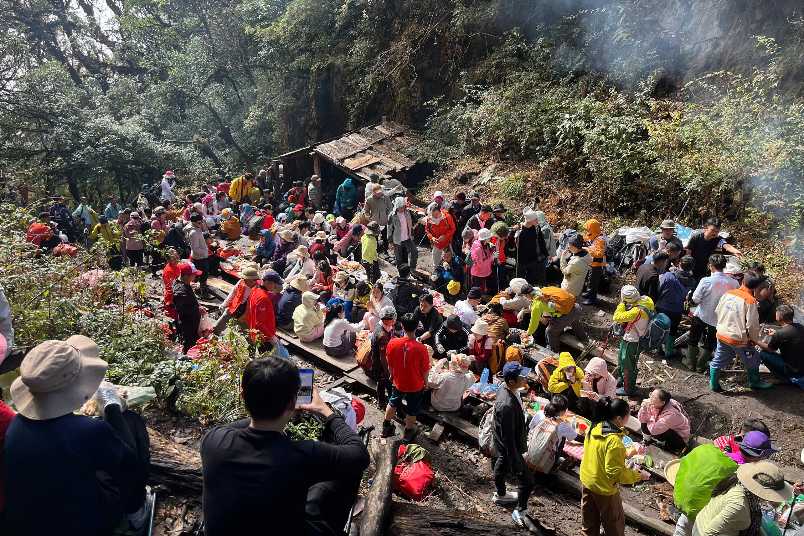 Canh trekking tac duong, 'dong nhu cho' tai Ta Xua hinh anh