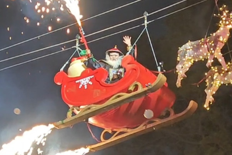 'Vo tuong' Trung Quoc hoa ong gia Noel gay cuoi hinh anh