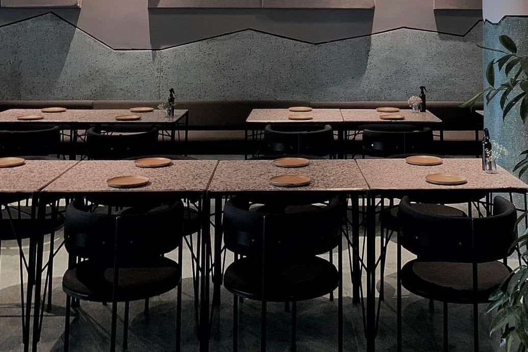 Xac minh nhan vien tu y dung dien thoai cua khach tai nha hang pizza hinh anh