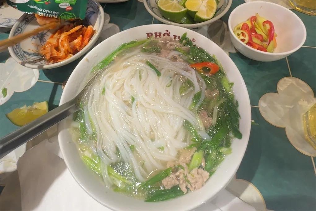 Vi sao Faker noi tung thay du khach an pho voi kim chi? hinh anh