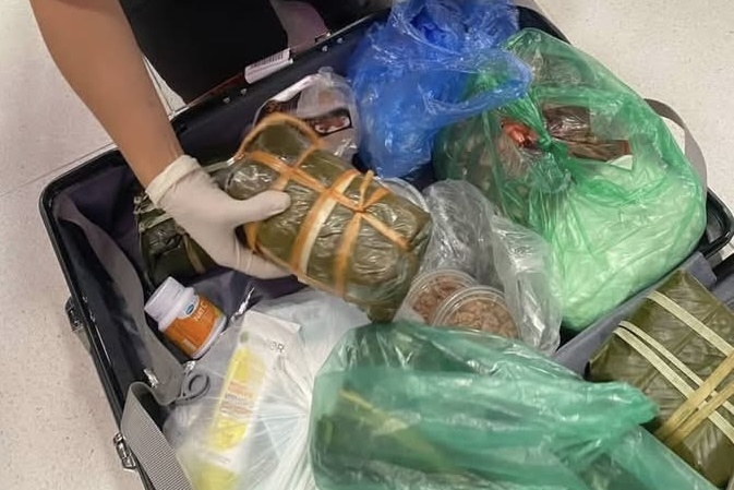 Trong vali khach Viet bi cho nghiep vu danh hoi tai san bay Thai Lan hinh anh