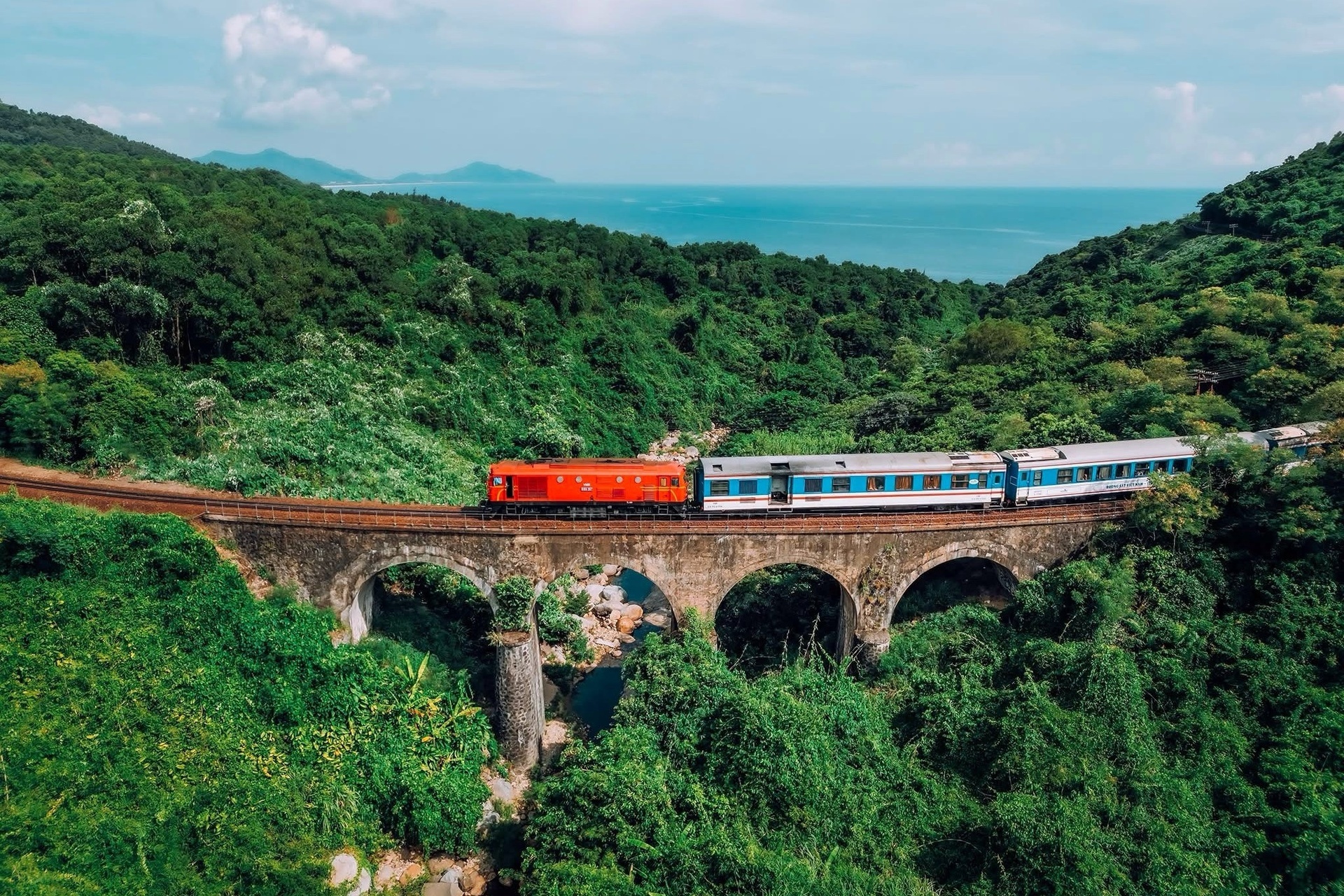 Tam dung chay tau cung duong du lich dep nhat Viet Nam hinh anh