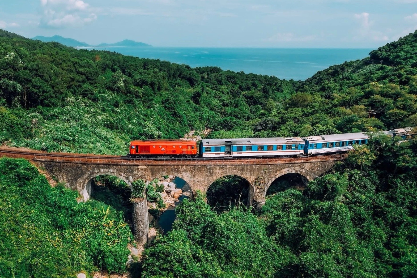 Van trong ghe tren nhung cung tau hoa dep nhat Viet Nam dip Tet Duong hinh anh