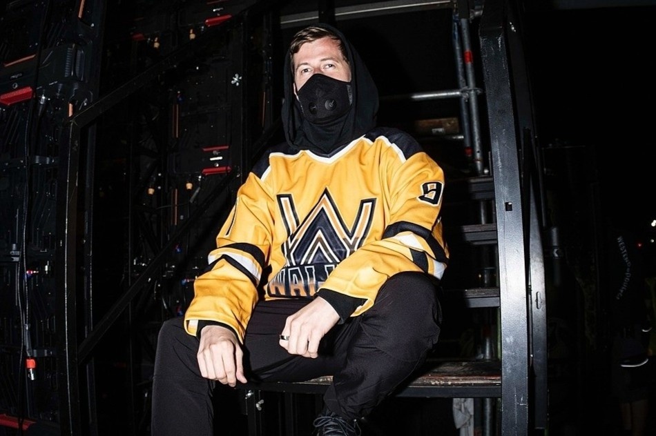 Alan Walker 'nao loan' pho ca phe duong tau Ha Noi hinh anh