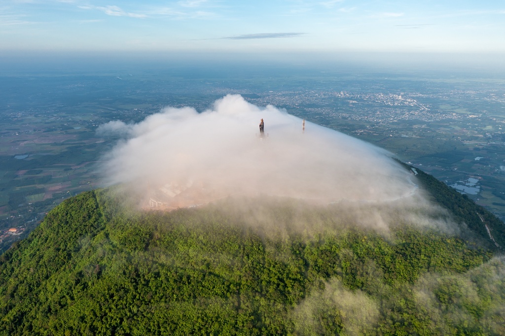 Du khach lien tuc lac duong tren nui Ba Den dip dau nam hinh anh