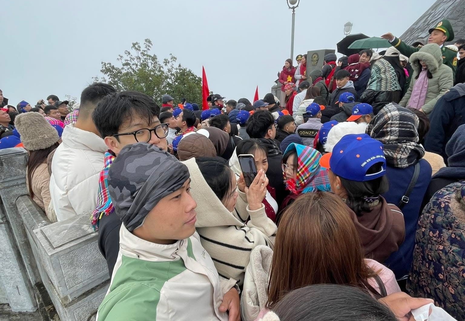 Nhieu khach bo cuoc khi Ha Giang dong qua tai hinh anh