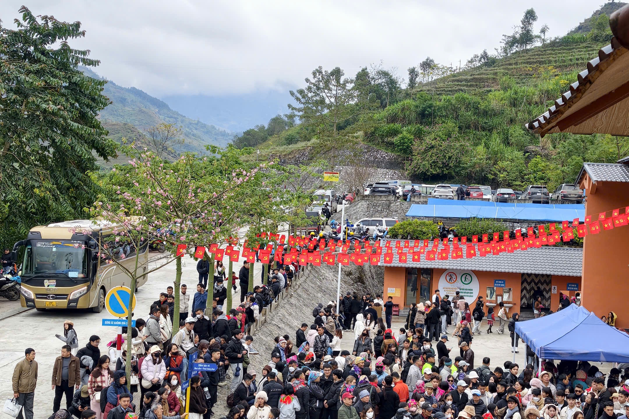 Song Nho Que 'that thu' dip dau nam, khach xep hang doi 3 tieng hinh anh