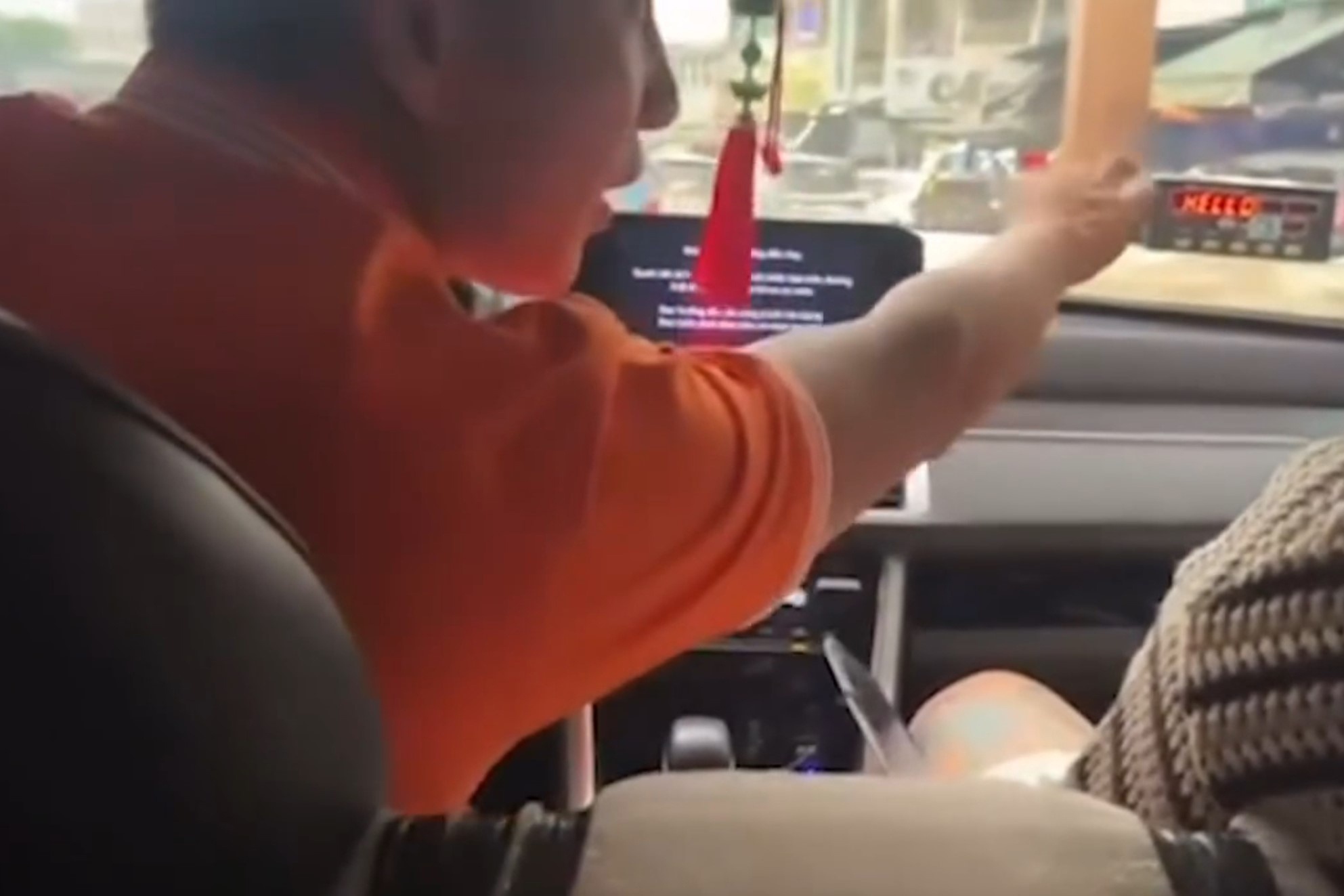 Tai xe taxi Nha Trang 'lam ao thuat' trao tien khach Tay hinh anh