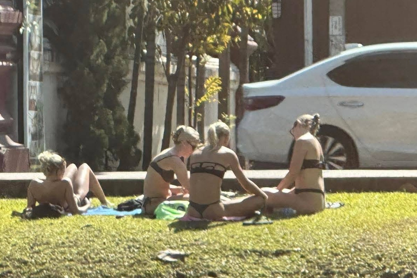 Du khach mac bikini truoc chua khien nguoi Thai Lan noi gian hinh anh