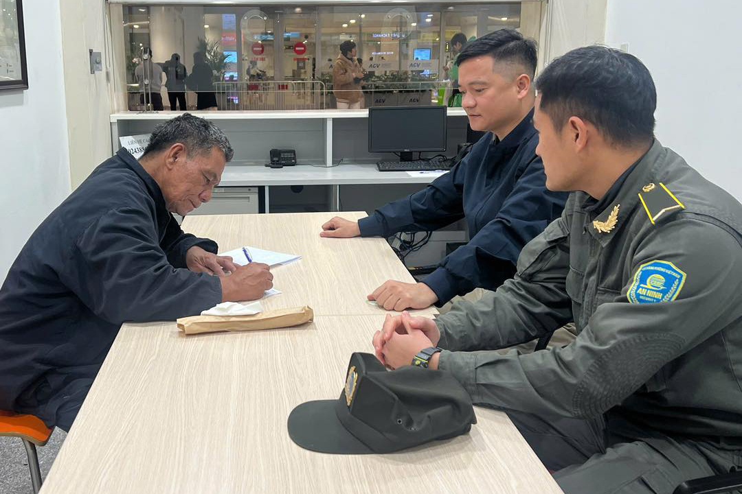 Khach Philippines lac o pho co, bat taxi len san bay Noi Bai cau cuu hinh anh