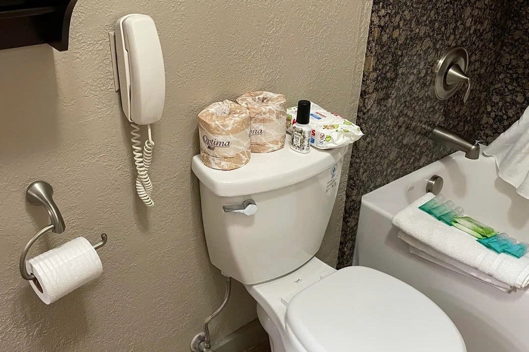 Tinh toan sau chiec dien thoai trong phong ve sinh khach san hinh anh