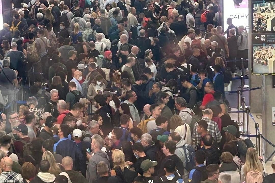 Canh dong duc gay sung sot tai san bay Thai Lan hinh anh