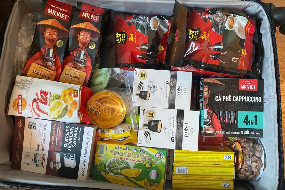 Ben trong vali cua khach Trung Quoc sau chuyen du lich Viet Nam hinh anh