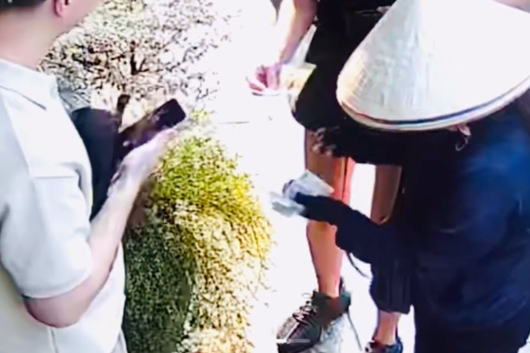 Khach Tay bi 'chat chem' 850.000 dong chiec non la tren pho co Ha Noi hinh anh