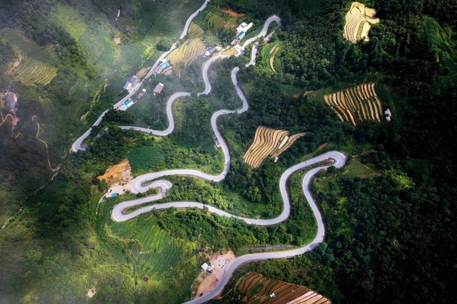 Mot nhom khach dang am tham thay doi du lich Ha Giang hinh anh