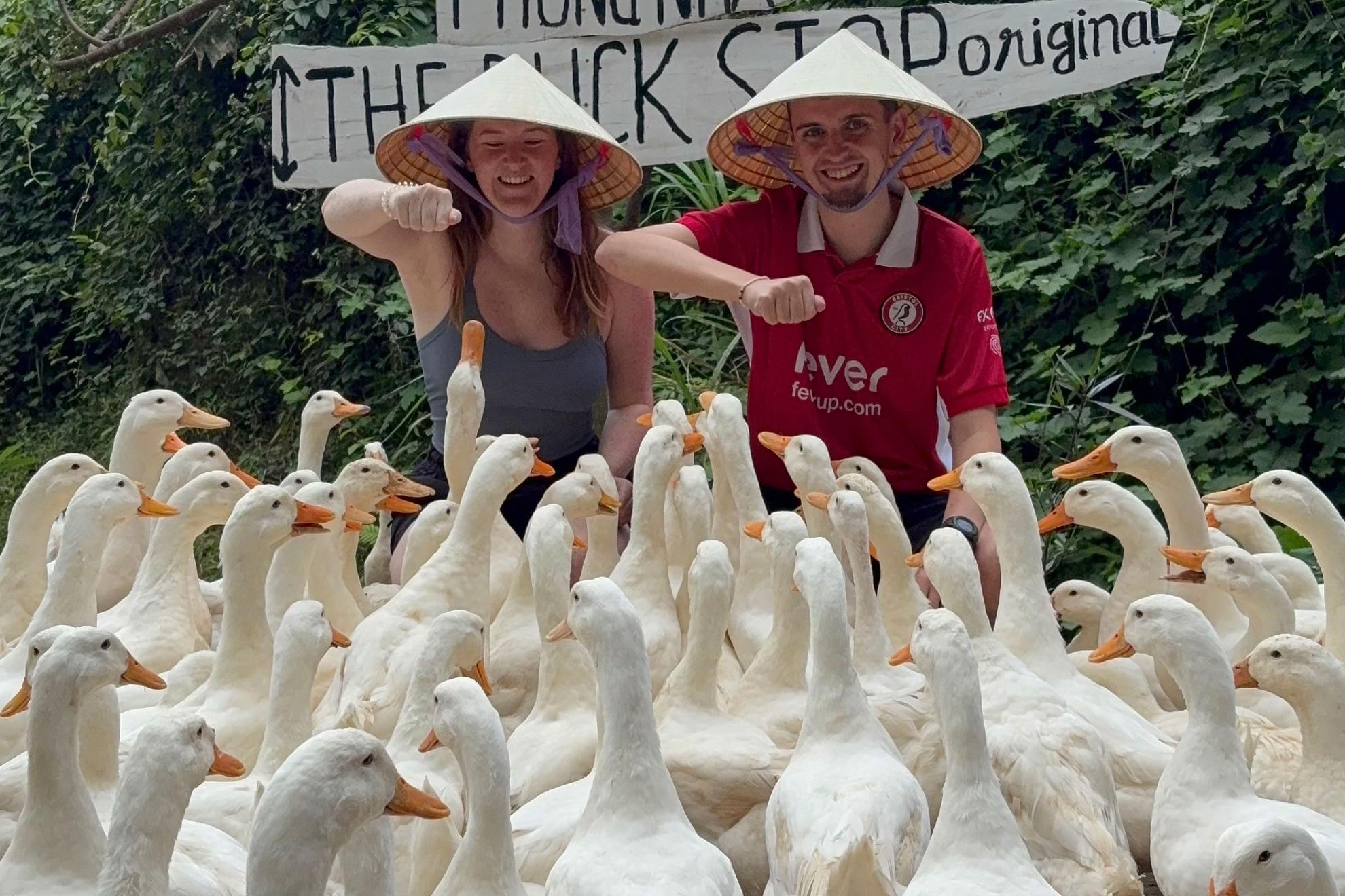 Khach Tay trai nghiem lam 'thu linh vit' o Viet Nam hinh anh