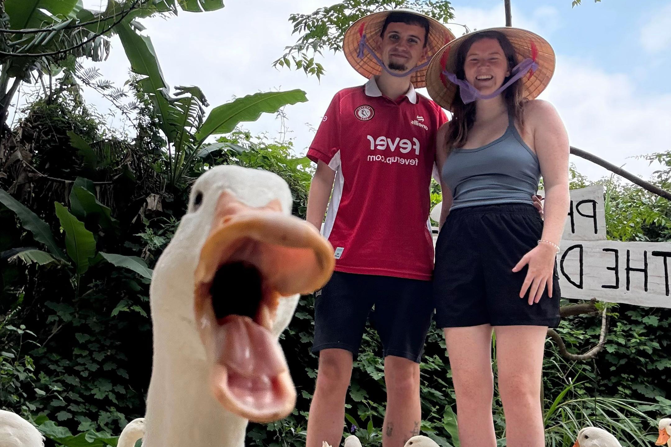 Vo chong Tay xam hinh vit doi non la sau khi du lich Viet Nam hinh anh