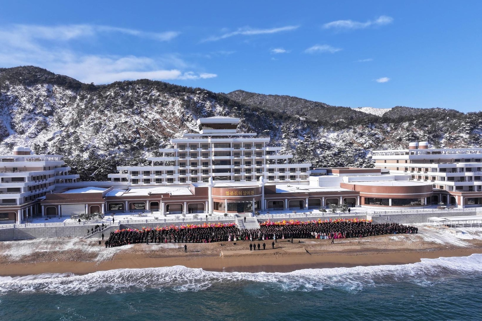 Them resort moi tren bo bien Trieu Tien hinh anh