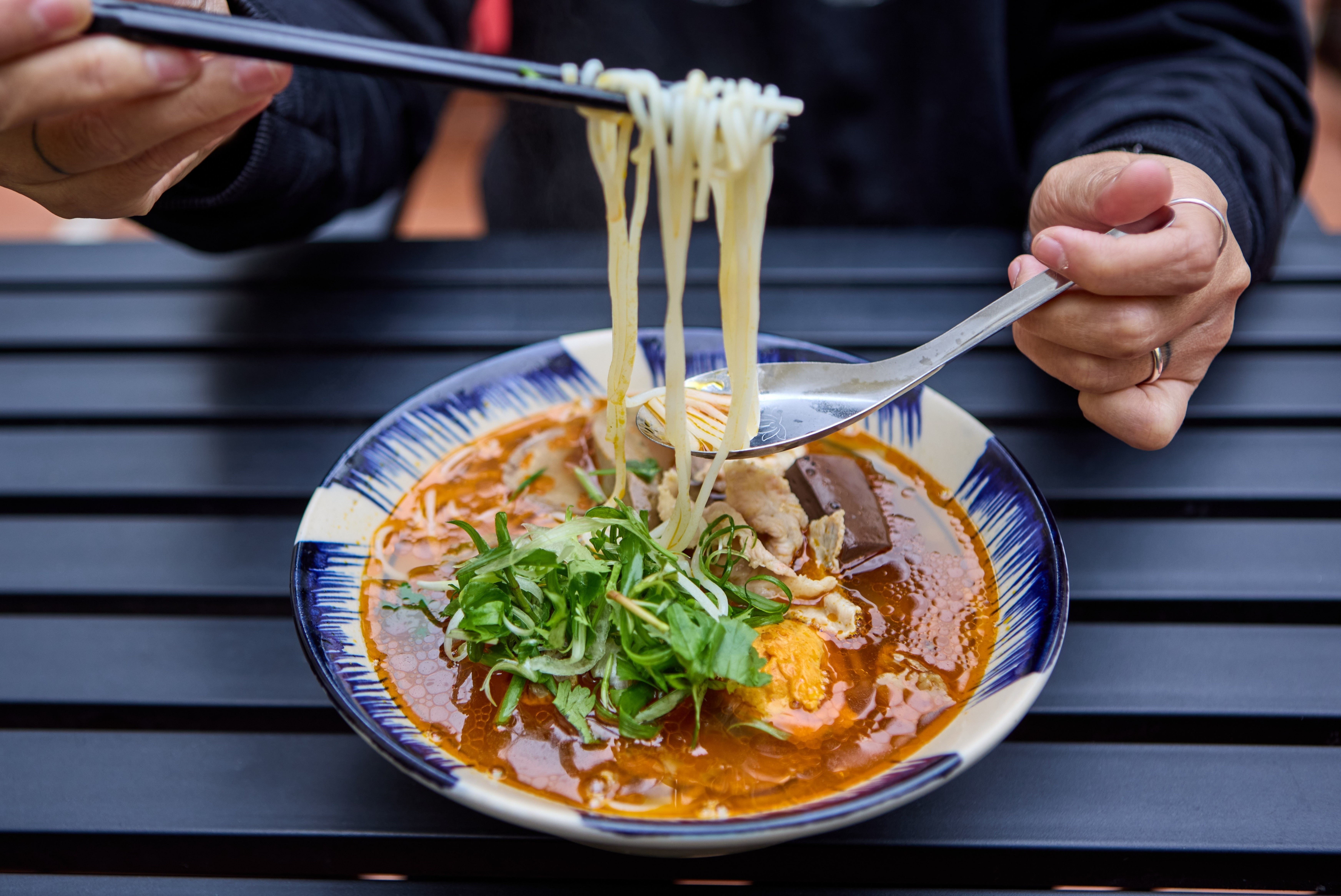 An bun bo Hue trong biet thu Ha Noi hinh anh