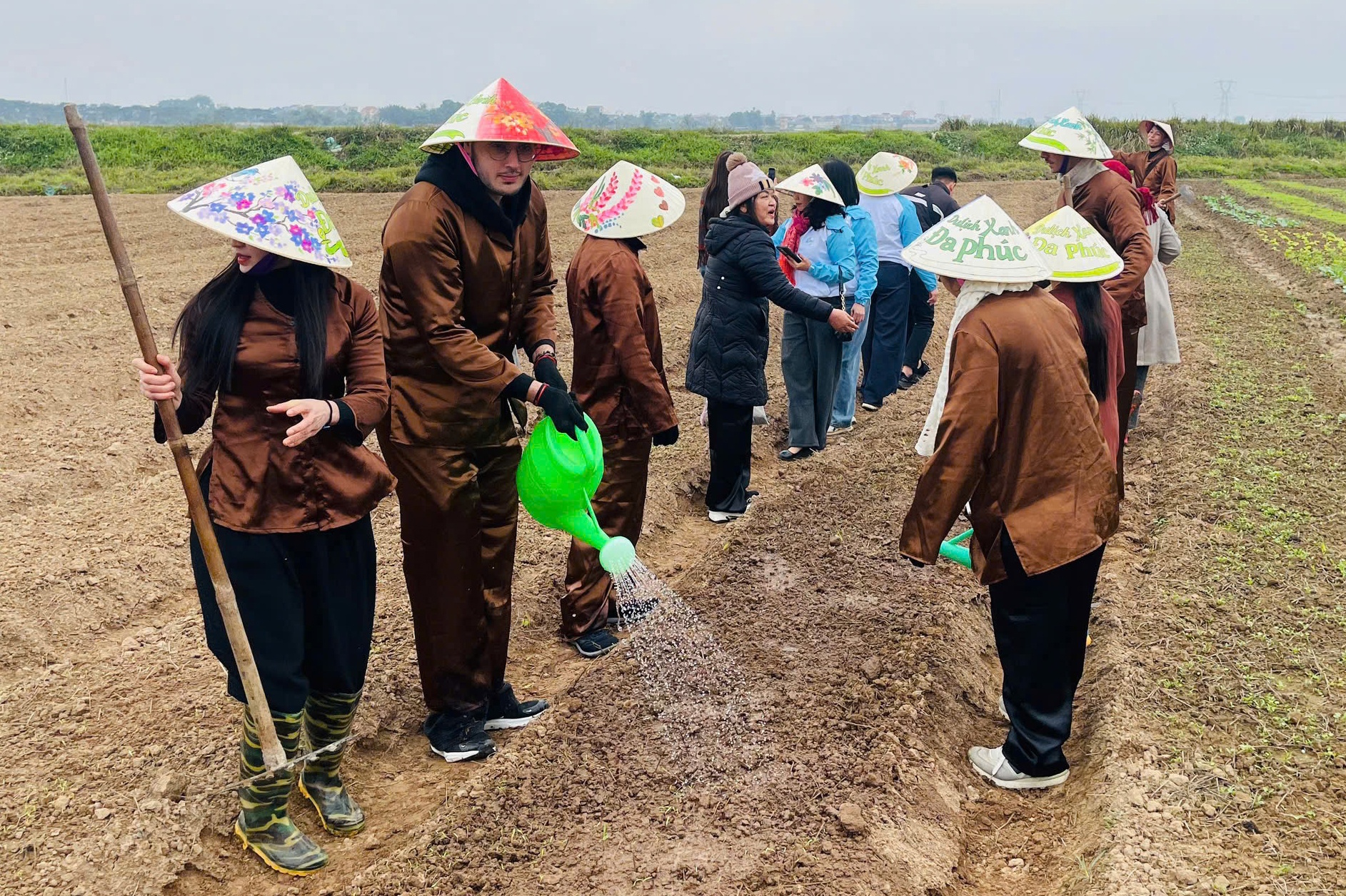 Khach Tay trong rau giua troi 10 do C o Ha Noi hinh anh