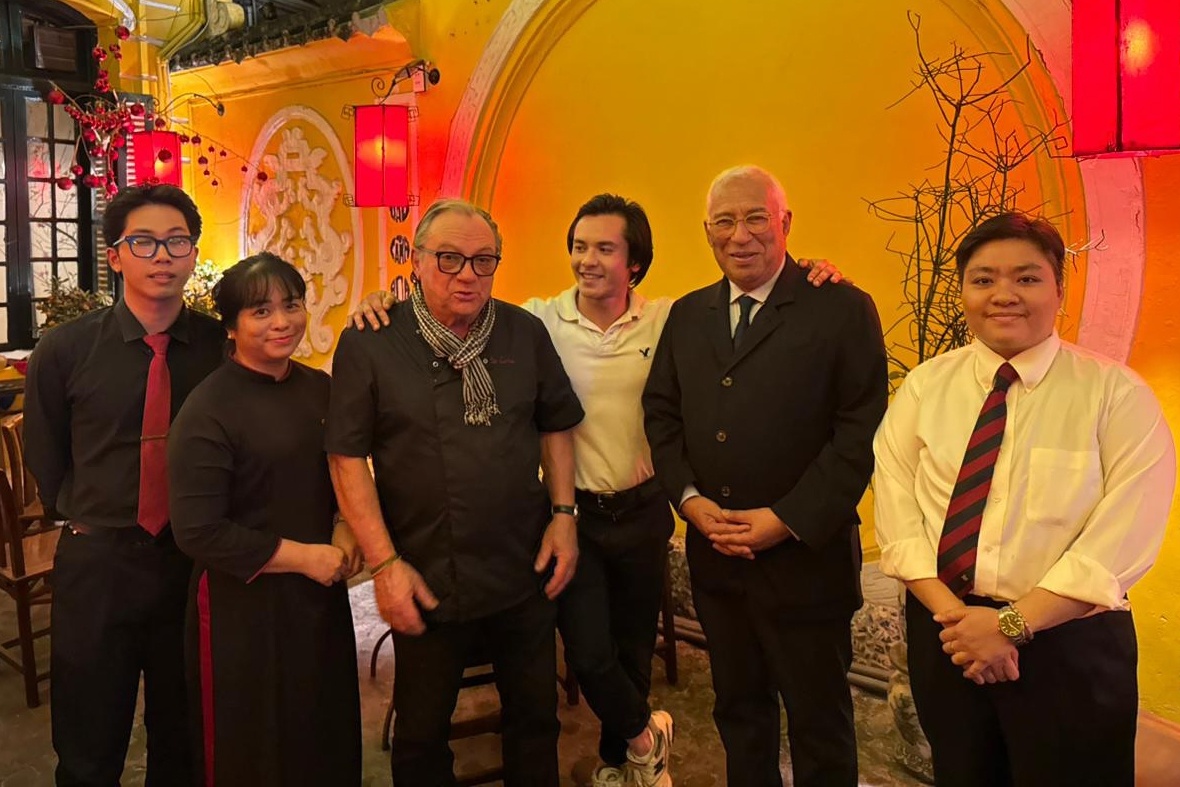 Chu tich Hoi dong chau Au an bun rieu, cha ca tai Ha Noi hinh anh