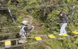 Khach Philippines cau hon ban gai tren cau treo Viet Nam hinh anh