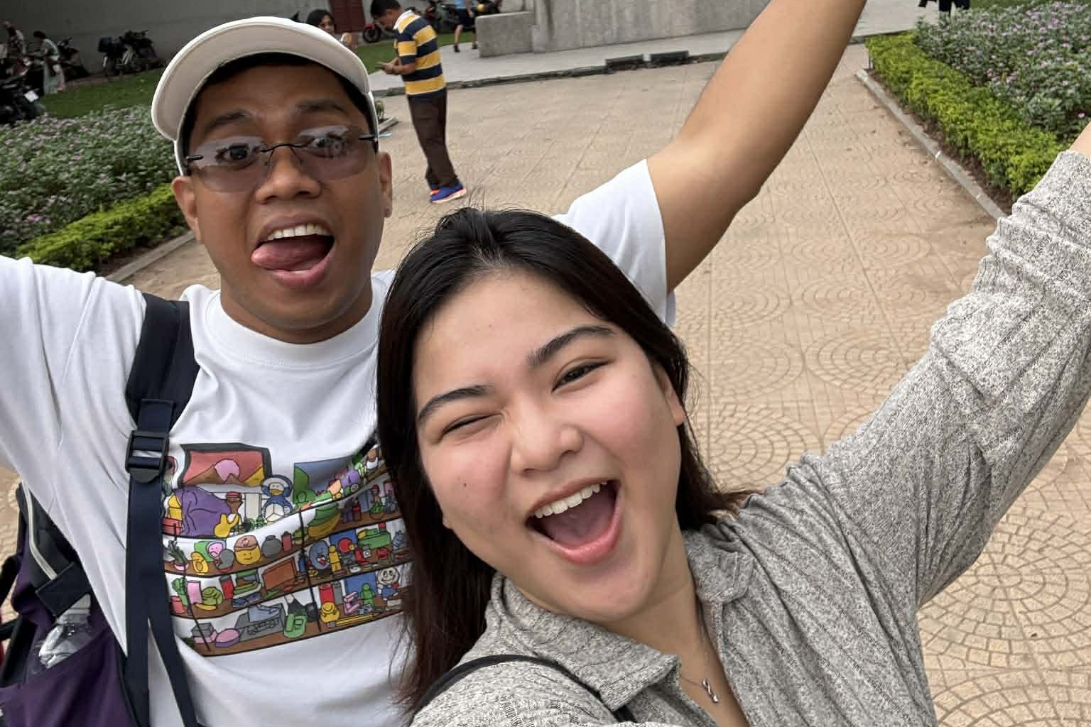 Chang trai Philippines cau hon ban gai tren cau treo xuyen may o Viet Nam hinh anh