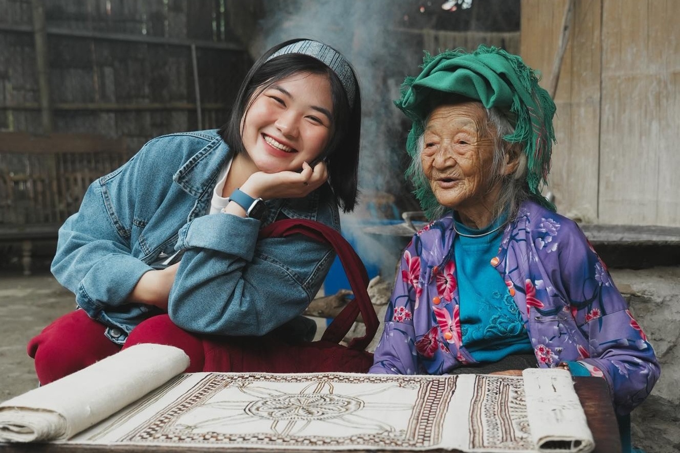 Khach Tay 'tan chay' vi mot cau noi cua cu ba 97 tuoi Ha Giang hinh anh