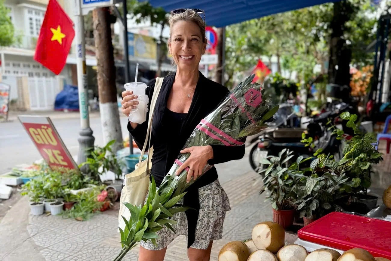 Kiet suc vi cong viec, khach My sang Da Nang tim thay 'tu do thuc su' hinh anh