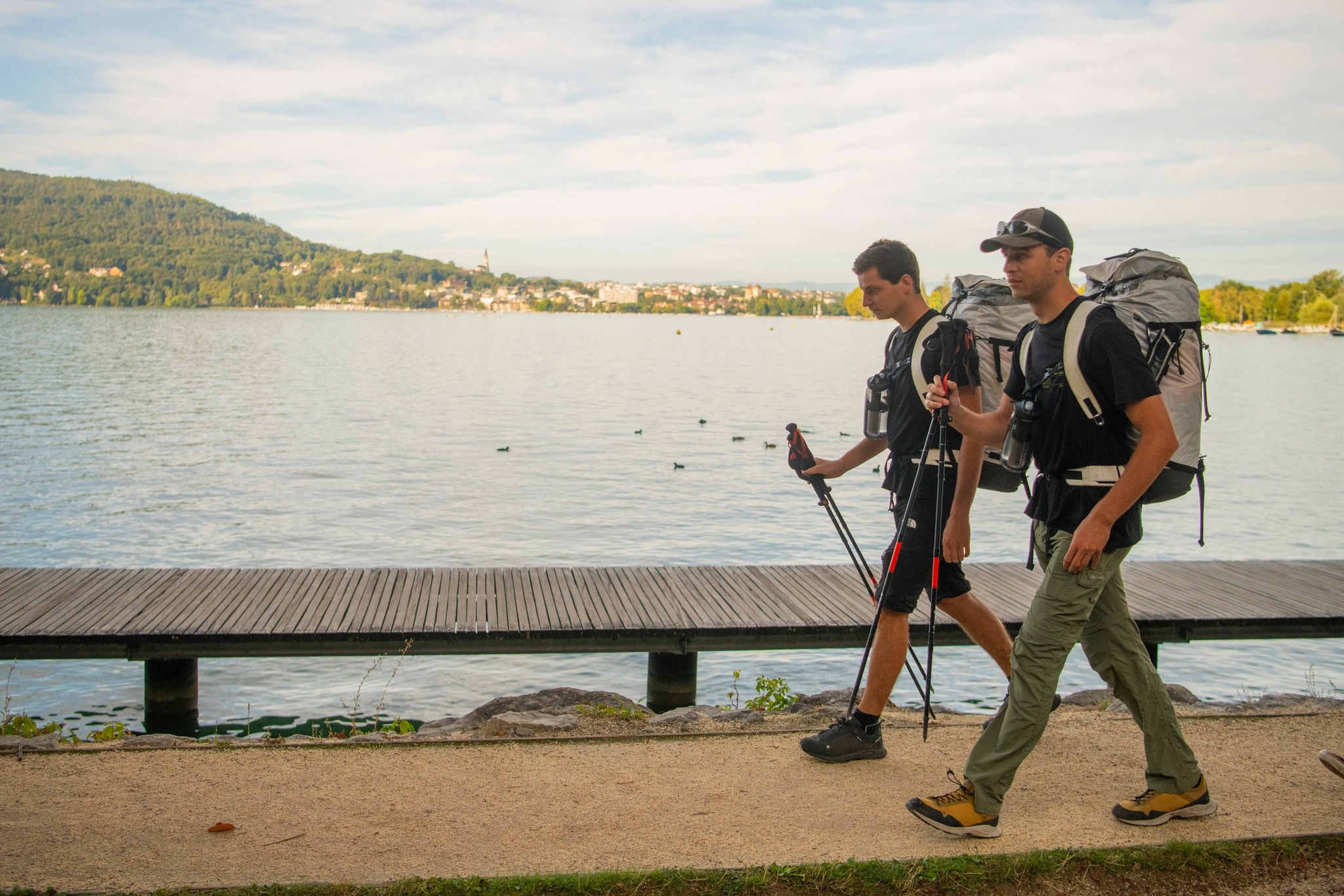 Di bo 13.000 km trong 518 ngay tu Phap den Trung Quoc hinh anh