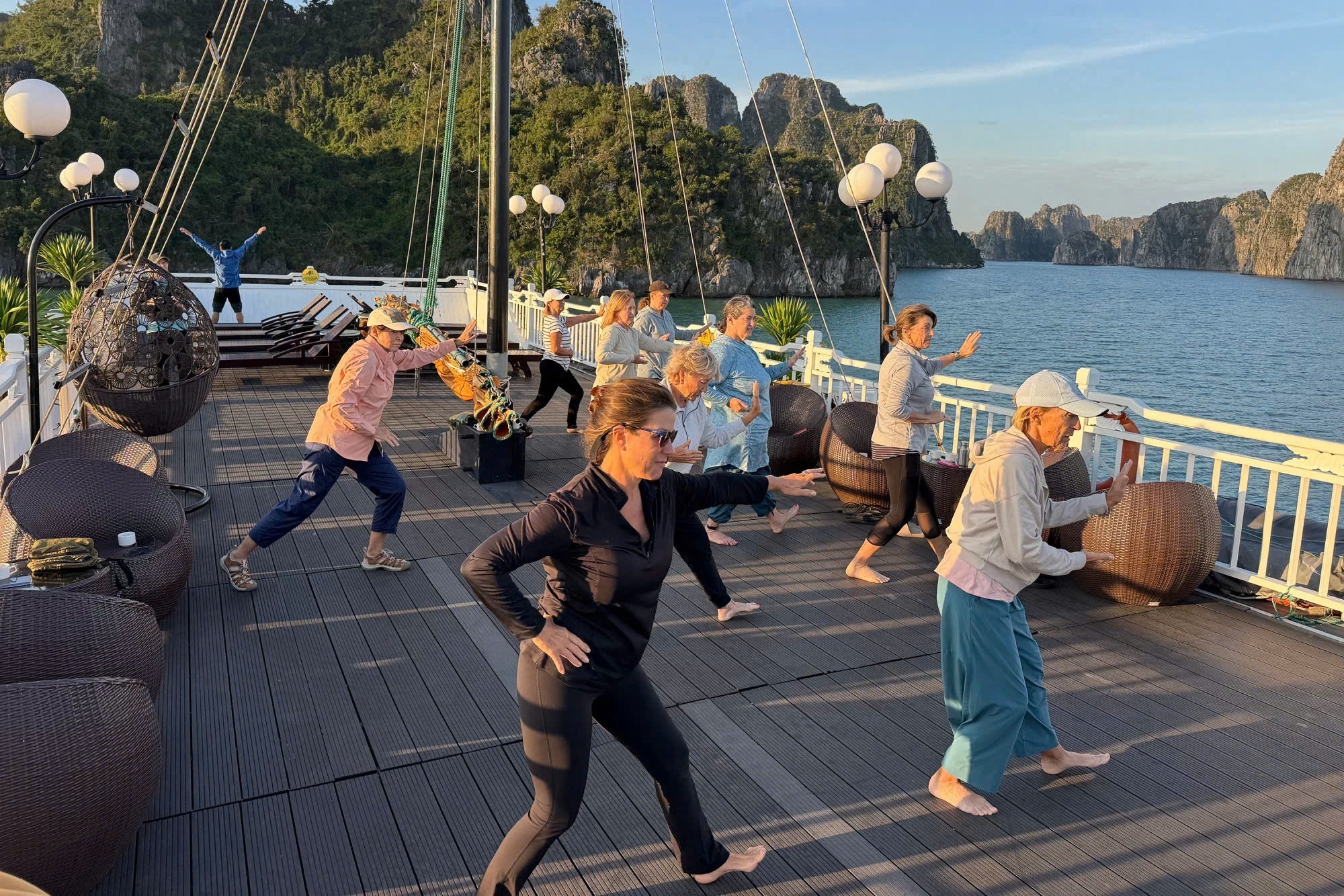 Tour du lich chi danh cho phu nu Tay kham pha Viet Nam hinh anh