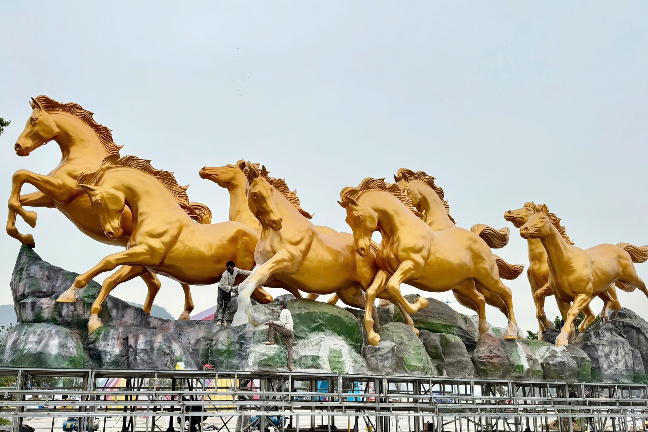 Linh vat 'Bat ma truy phong' gay chu y ben vinh Ha Long hinh anh