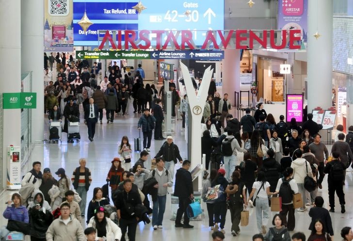 Khach Han Quoc do xo sang Viet Nam va Nhat Ban 'tron' Tet hinh anh